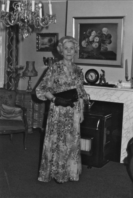 Mevrouw Bond op weg naar een opdracht. Let op het zwarte handtasje.